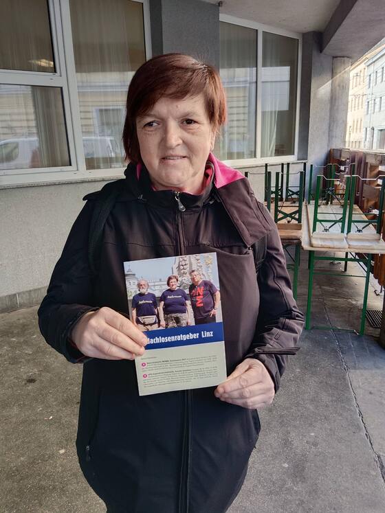 Sonja Taubinger mit dem Obdachlosenratgeber den sie mit umgesetzt hat. / © Dekanat Linz Mitte/Unfried Sonja Taubinger mit dem Obdachlosenratgeber den sie mit umgesetzt hat.